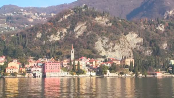 Orillas del Lago de Como con la ciudad — Vídeo de stock