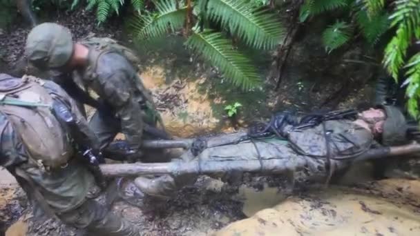 Mariniers zijn opgeleid in de jungle oorlogvoering — Stockvideo