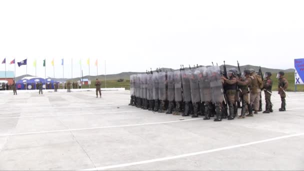 Tropas chinesas praticam suprimir protestos — Vídeo de Stock