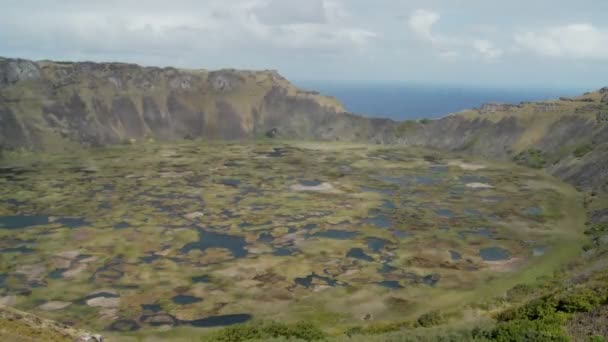Kráter vulkanický kužel na Velikonočním ostrově — Stock video
