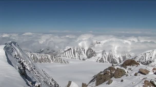 登山者在营地附近准备 — 图库视频影像