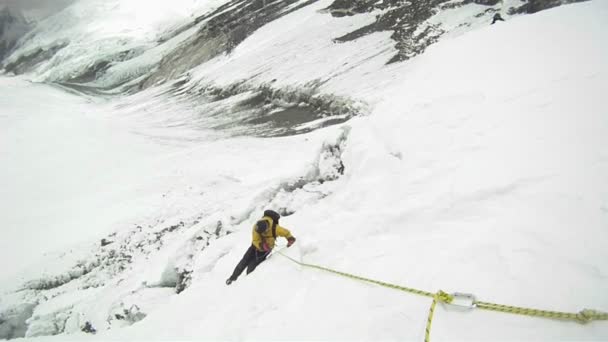 Bergsteiger klettert auf starken Sieg — Stockvideo