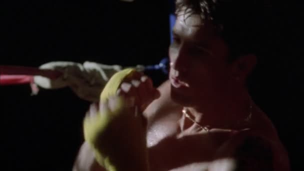 Ein Boxer übt seinen Faustschlag — Stockvideo