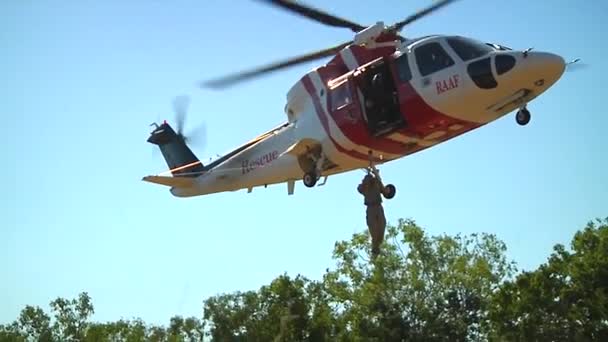 Helikoptern utför manövrer — Stockvideo