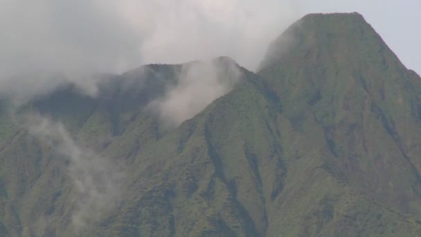 Wolken op de Virunga vulkaan keten — Stockvideo