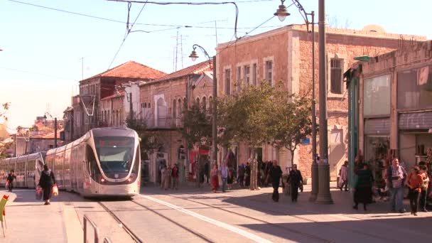 Un tramway électrique traverse la ville — Video