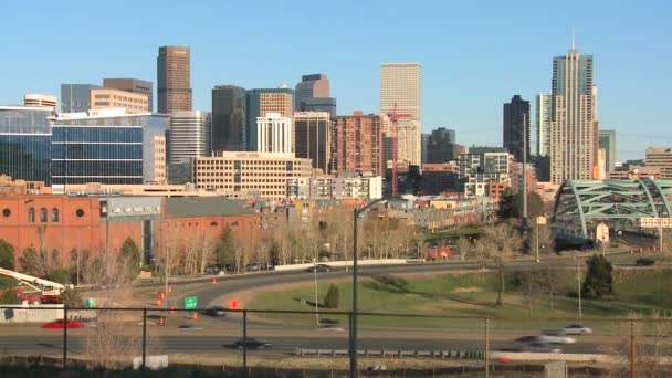 De skyline van Denver in een zonnige dag — Stockvideo