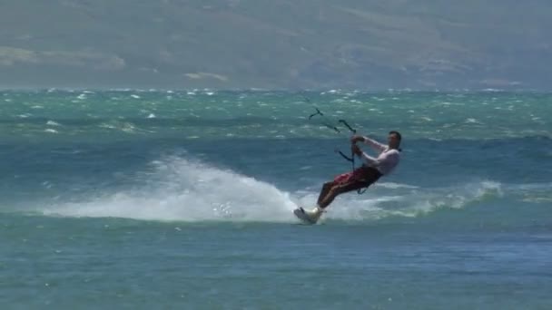 Za surfař klouže podél oceánu — Stock video