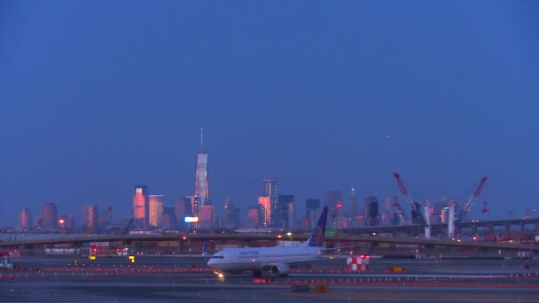 Táxi de avião no aeroporto de Newark — Vídeo de Stock