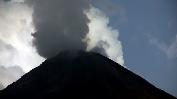 Humo del volcán bilioso y ceniza — Vídeos de Stock