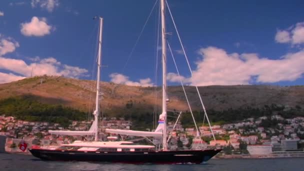 Voilier se déplaçant le long du littoral — Video