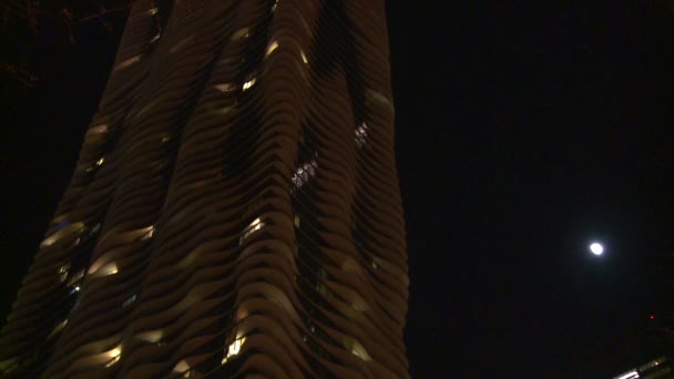 Szokatlan épület holdfényben — Stock videók