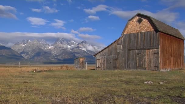 Scheune mit den Grand Tetons — Stockvideo