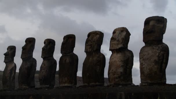 Estatuas se silueta en la Isla de Pascua — Vídeos de Stock