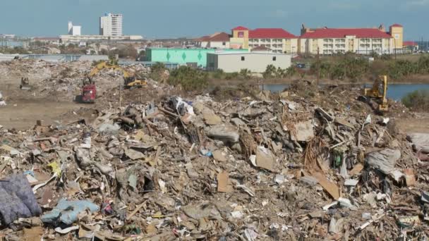 Basura amontonada tras la devastación — Vídeo de stock