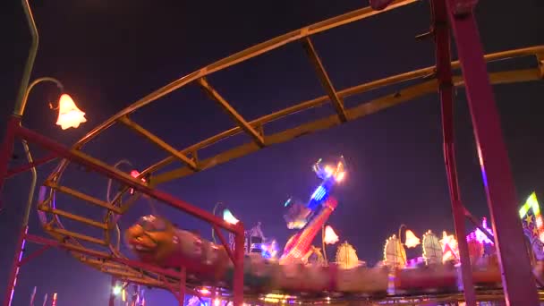 Achtbaan in een amusement park — Stockvideo