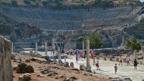 Touristen spazieren in der Nähe des Kolosseums — Stockvideo