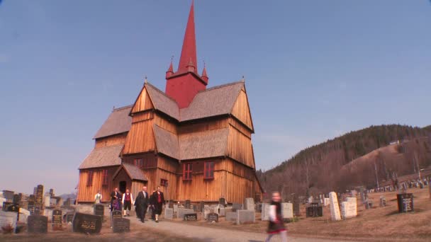 As pessoas caminham em direção à igreja na Noruega — Vídeo de Stock