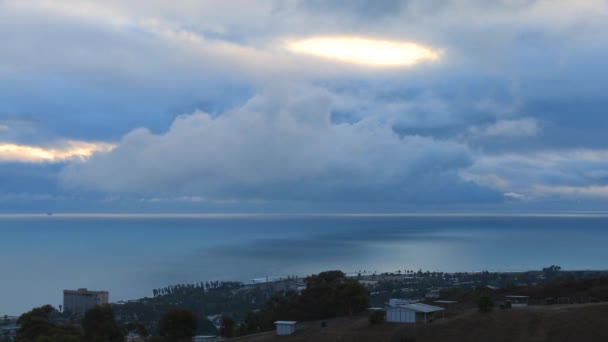 Molnen hänger över havet — Stockvideo