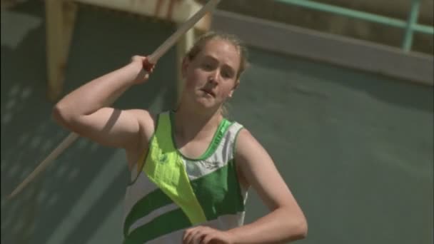 A woman throws a javelin — Stock Video