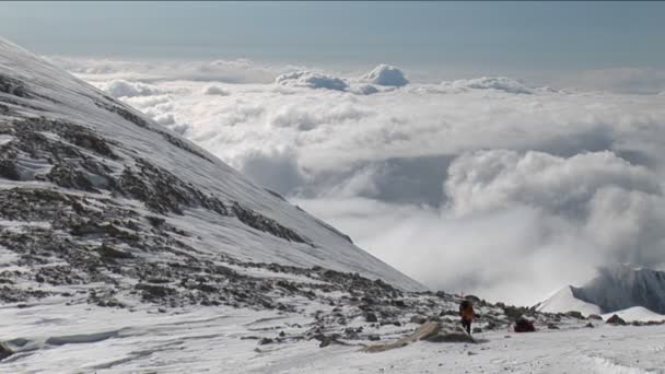Tırmanıcı yüksek bulutların üzerinde hareket — Stok video