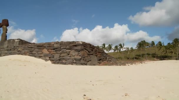 Estatuas de Isla de Pascua están en la playa — Vídeos de Stock