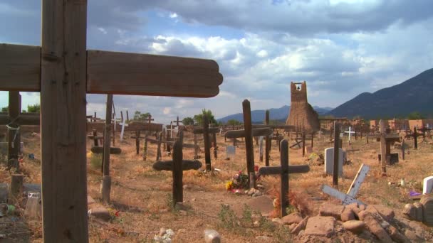 Sepulturas e cruzes no cemitério — Vídeo de Stock
