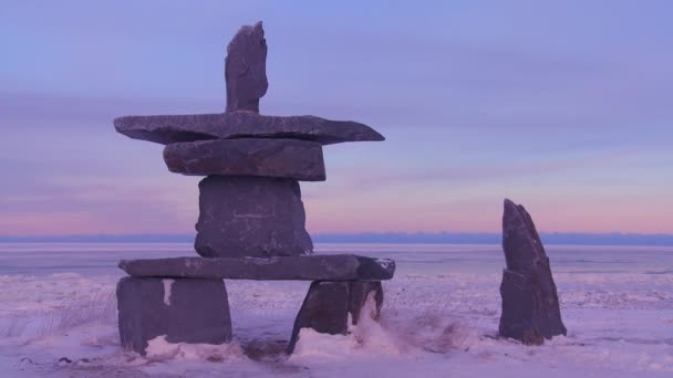 Escultura de piedra inuit en Churchill — Vídeo de stock
