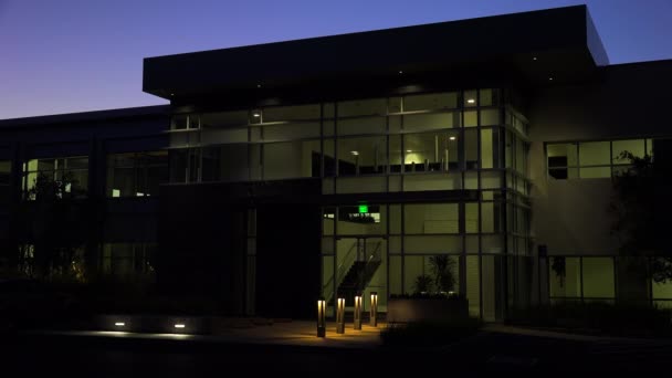 Edificio de oficinas moderno genérico — Vídeos de Stock