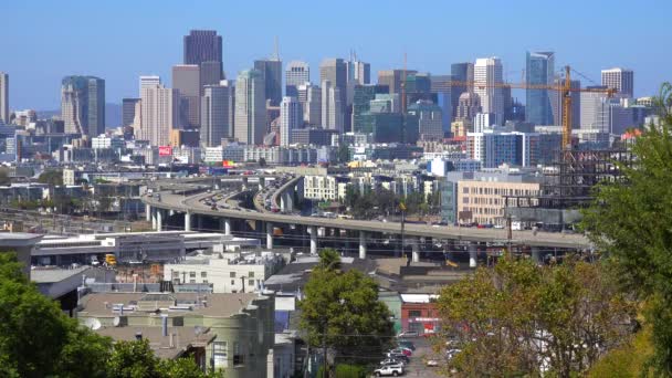 Сан-Франциско с автострадами на переднем плане — стоковое видео