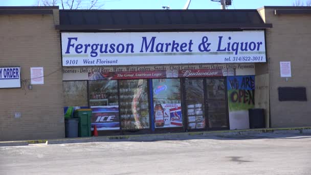 Ferguson trhu a alkohol obchod — Stock video