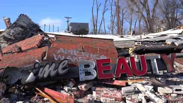 Ruinas de un salón de belleza destruido — Vídeo de stock