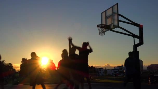 Equipes jogar um jogo de basquete — Vídeo de Stock