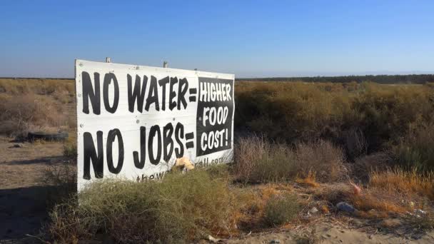 Μια πινακίδα προειδοποιεί για σοβαρή ξηρασία s — Αρχείο Βίντεο