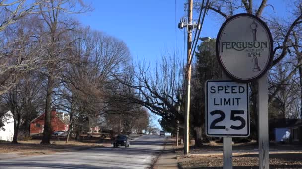 Señal en la carretera indica una entrada a un barrio suburbano — Vídeos de Stock