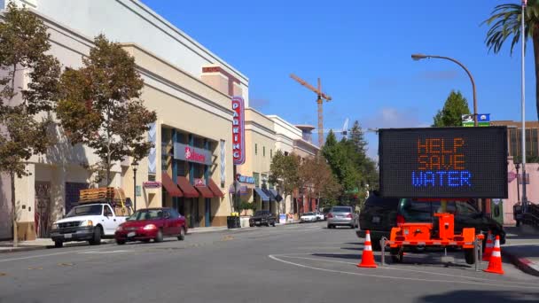 Sebuah tanda jalan memperingatkan kekeringan serius di California . — Stok Video