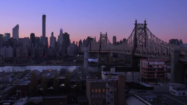 New York skyline med Queensboro Bridge — Stockvideo