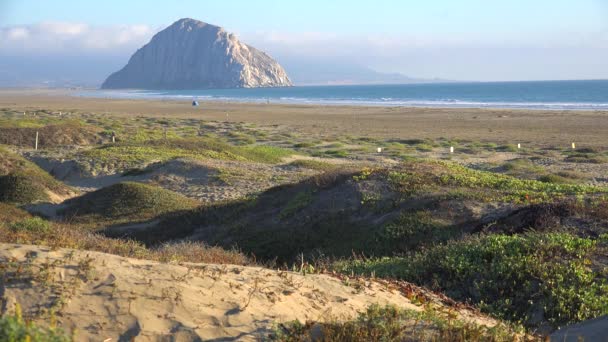 La hermosa roca en Morro Bay California — Vídeos de Stock