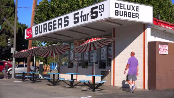 Ao ar livre hambúrguer stand — Vídeo de Stock