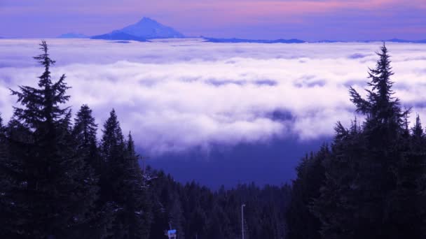 Облака, движущиеся по Орегонскому каскаду — стоковое видео