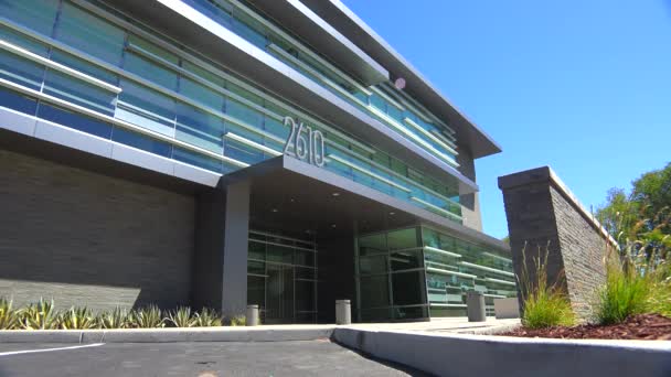 Exterior del moderno edificio de oficinas — Vídeos de Stock