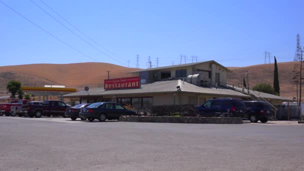 Маленький truckstop уздовж на шосе — стокове відео