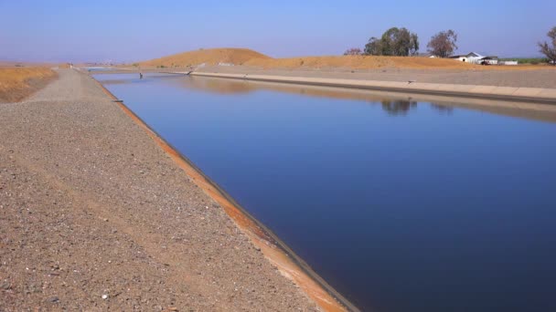 Kalifornisches Aquädukt bringt Wasser — Stockvideo