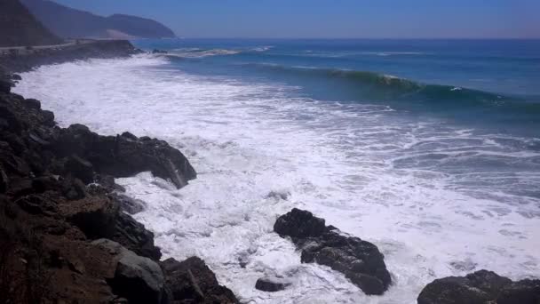 Grandes olas chocan a lo largo de playa — Vídeos de Stock