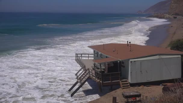 Um edifício desmorona no mar — Vídeo de Stock