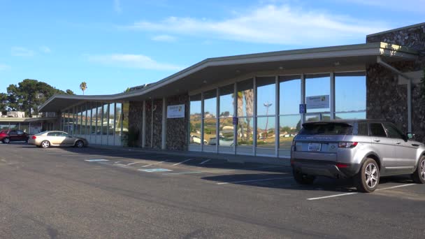 Parkmöglichkeiten in einem Strip Mall — Stockvideo