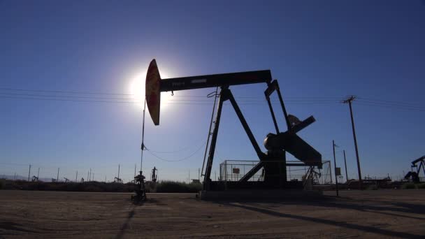 Campo de petróleo com derricks bombeamento — Vídeo de Stock