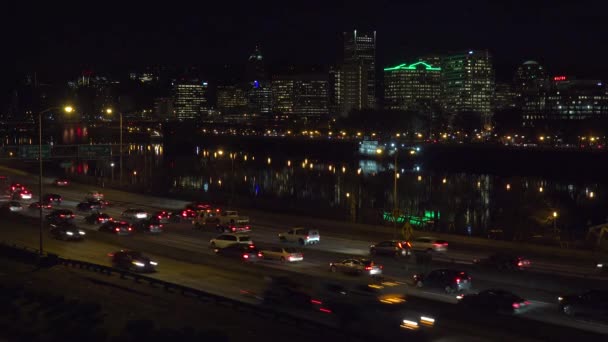 Дорожній рух вночі — стокове відео