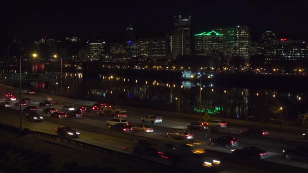 Autobahnverkehr in der Nacht — Stockvideo