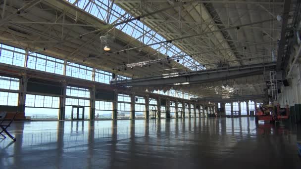 Interior of an empty warehouse — Stock Video